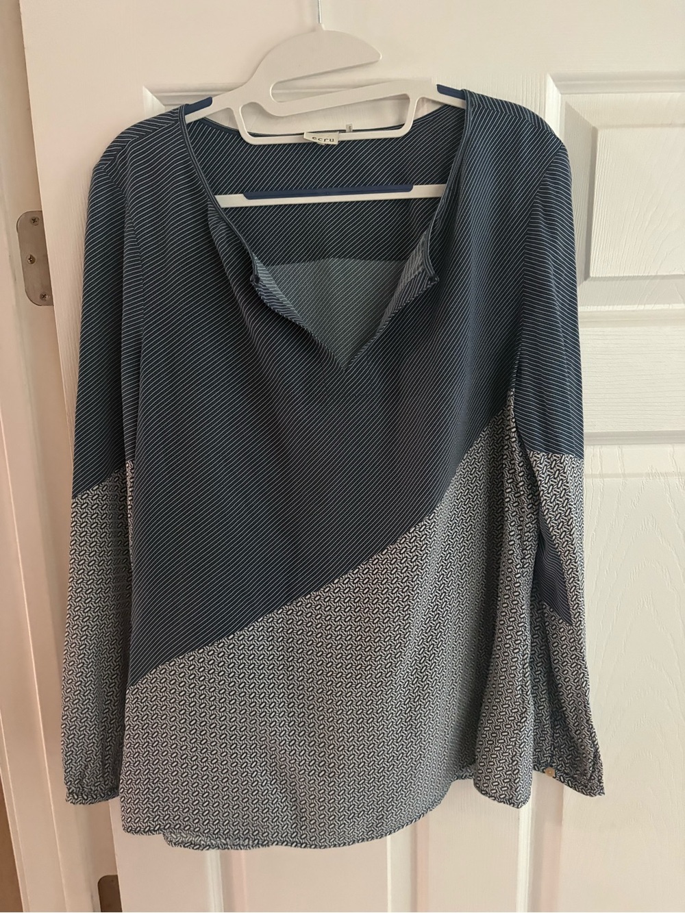 100% silk Ecru long sleeve blouse top printed v neck quiet luxury geometric M